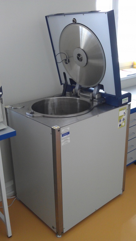 Bioreaktor 13L s autoklávem pro sterilizaci kultivační nádoby