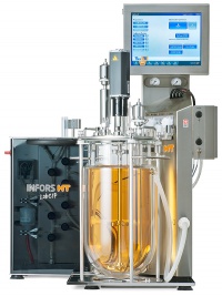 Bioreaktor Labfors 5 s automatickým čištěním a sterilizací LabCIP