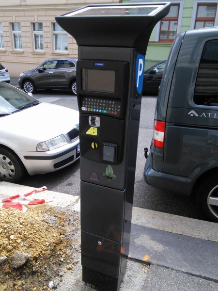 Parkovací automat na solární pohon v ulici Šlikova na Praze 6