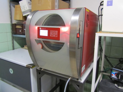 Stolní sterilizátor kapalin a inkubovaná třepačka