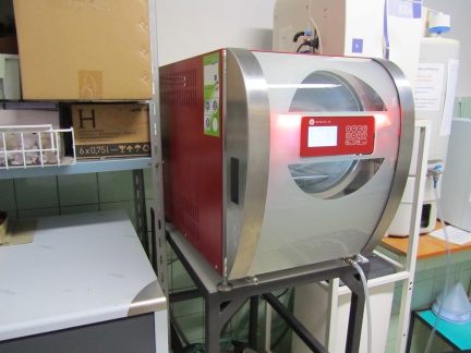 Stolní sterilizátor kapalin a inkubovaná třepačka